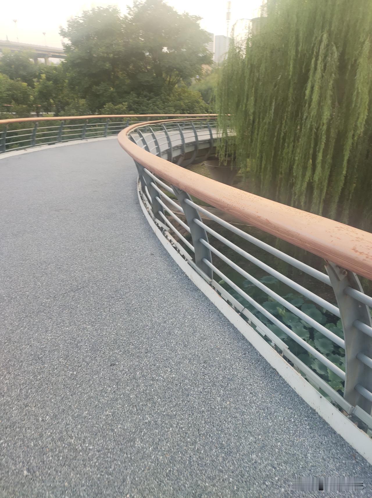 晒图笔记大赛 参加晒图笔记大赛，我有太多美景要分享。有那奔腾的瀑布，阳光洒下如碎
