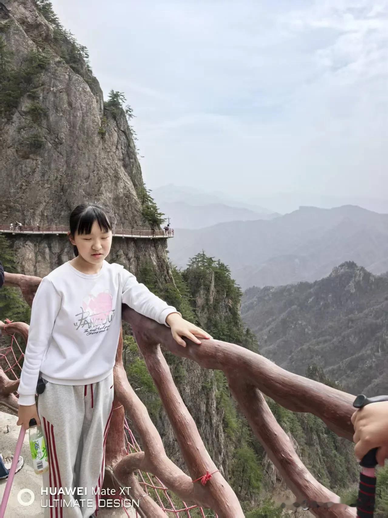 孙子孙女今天报了沪杭研学夏令营，学习时间7天。孙子说，我可以反上海看看，东方明珠