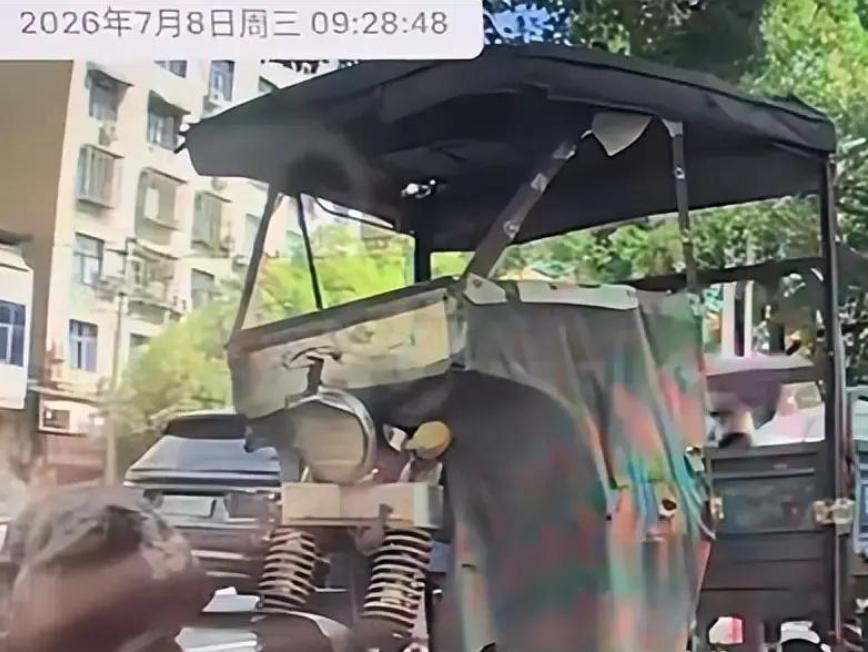 “药房门口，公家车位竟成‘私家领地’？湖北汉川，一车主挪走霸位的药店三轮车正常停