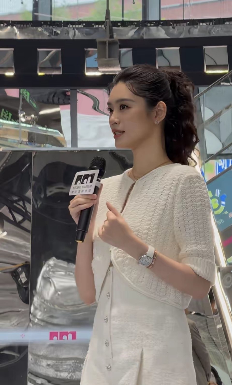 奚梦瑶参加北京奈尔宝科技馆开业仪式，一身打扮真豪气，新婚后事业爱情双丰收，前脚刚