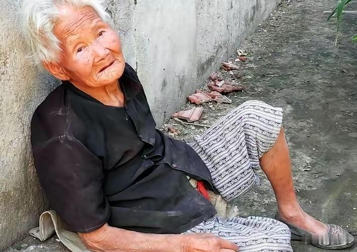 八十岁老人寄住女儿家处处受限，无奈独自回村独居，日子过得万般艰难。
 
村里这位