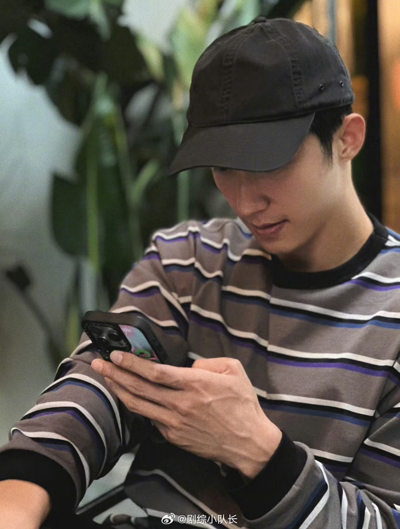 黄景瑜手控天菜 修长有力，骨节分明，青筋若隐若现，每样都刚刚好。难怪手控天菜这个