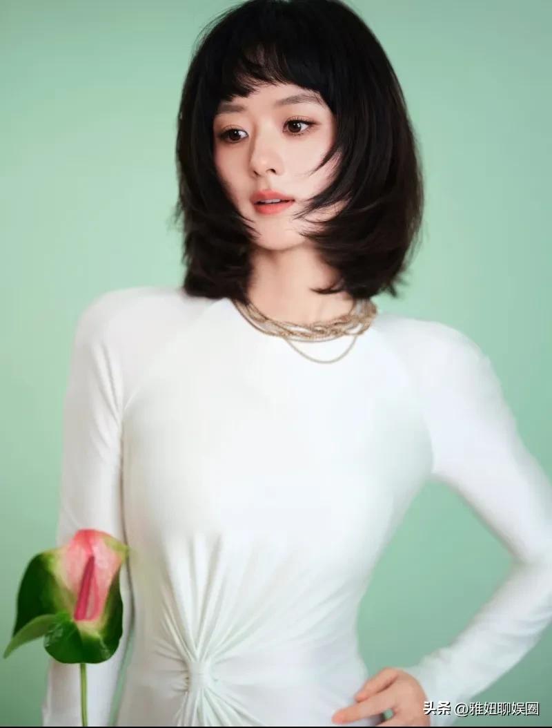 近日，赵丽颖出席某活动现场，中长短假发造型还是很萌的，真的好可爱，发呆丽，微笑丽