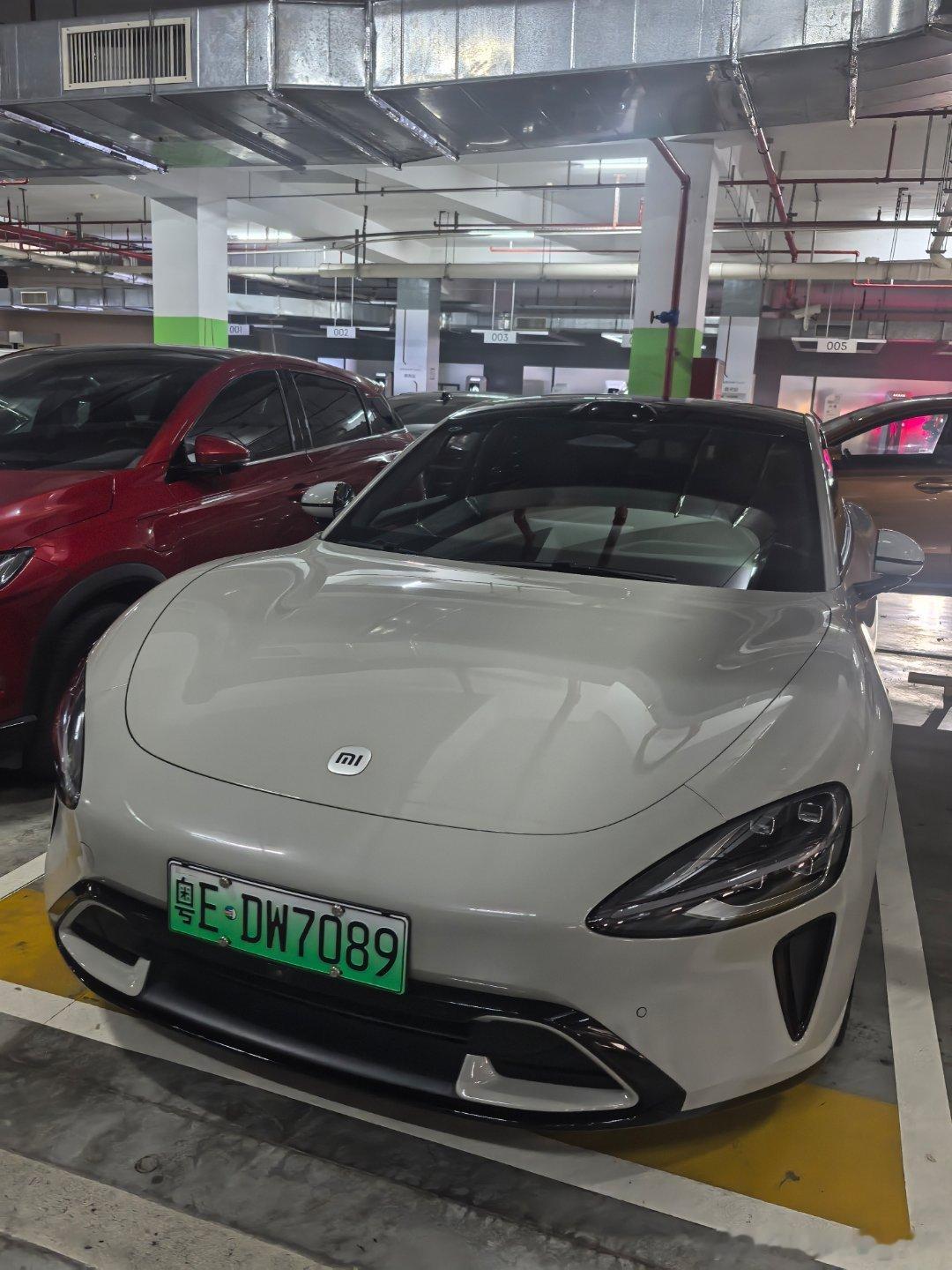 停车场看到一辆SU7 Max，车头几乎停出线外，以为是素质低乱停。看了一下后轮已