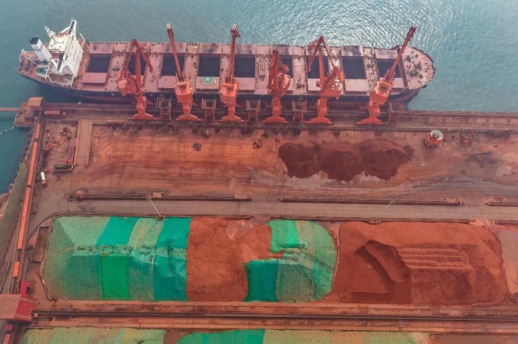 中国买矿石坚持用人民币，不玩美元那一套了。美国让澳大利亚必须用美元卖，结果自己又