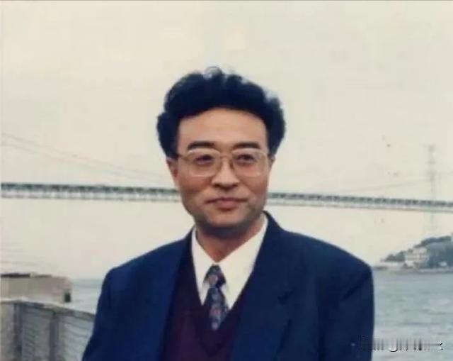 他名叫刘铁骑，是大贪官刘青山的儿子，父亲在1952年被枪毙的时候，刘铁骑才6岁，