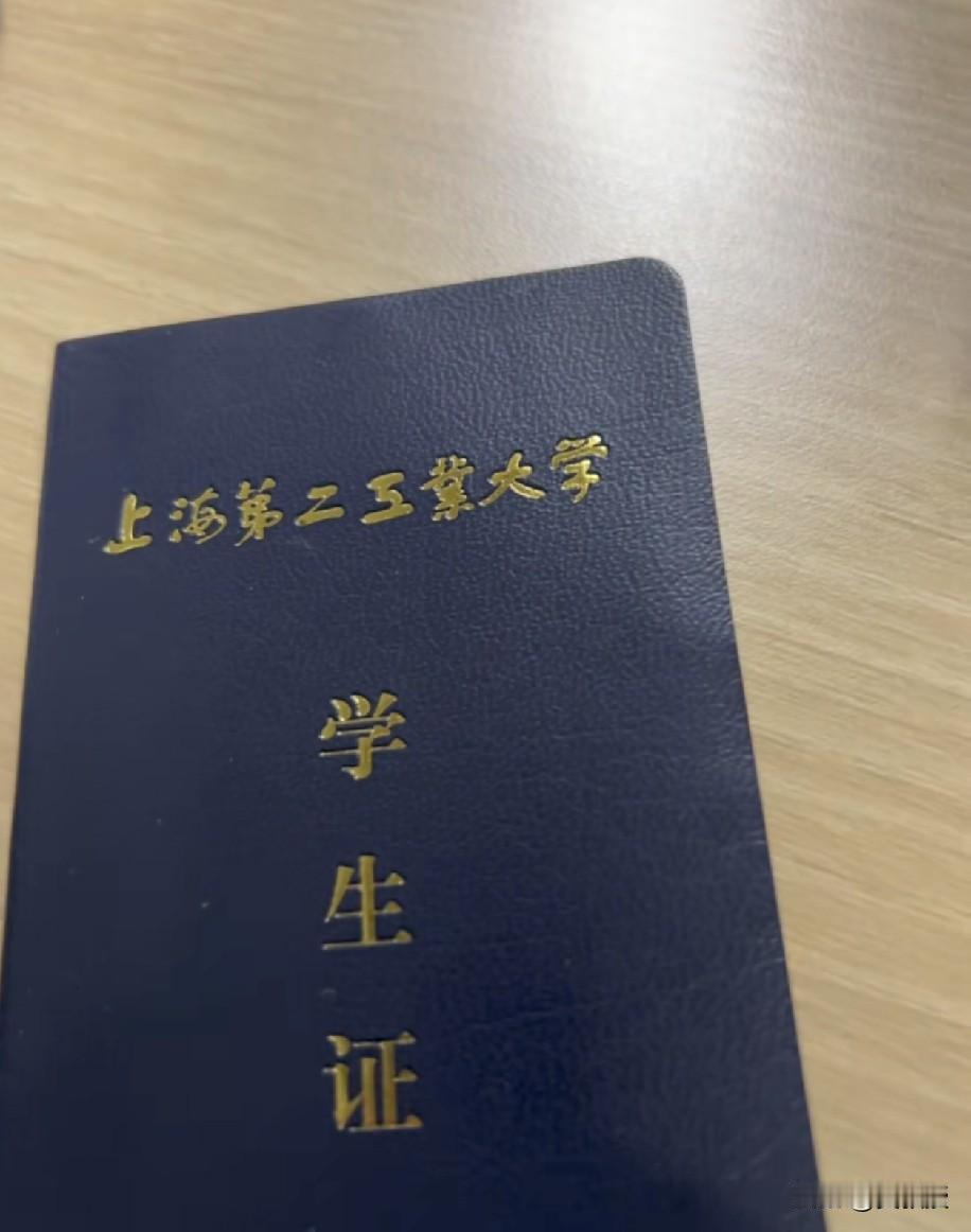 所以
你们知道大学辅导员
多难当了吗？
现在基本每个学校
每个学院
都有10％到