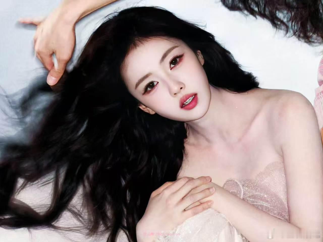 白鹿莫离好六上班路透白鹿520给粉丝准备了花日常上班状态超好，白鹿妆容精致发型好