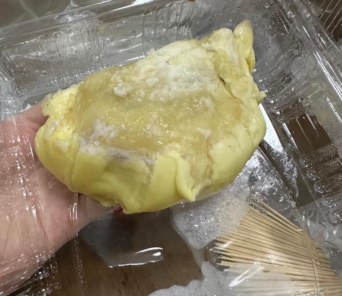 【玉林某恋的榴莲商家说便宜就是熟过头】

近日，网友爆料称：玉林市某恋的店铺购买
