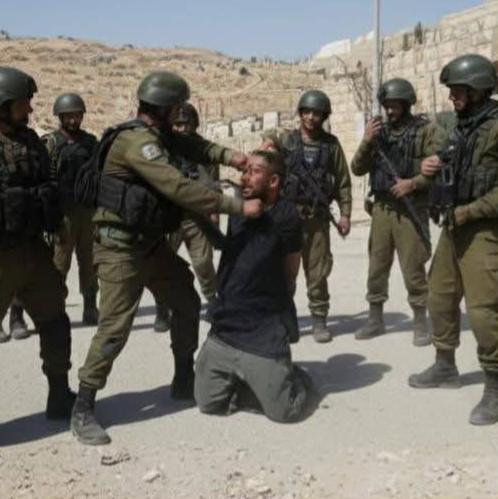 视频记录了以色列警察殴打来自贝特伊克萨的巴勒斯坦工人，视频显示，一名工人被反复殴