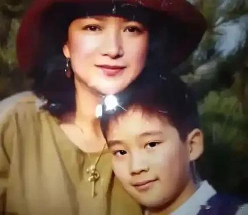 何晴去世后，才发现她撒了弥天大谎。

她说和许亚军婚后仍是好朋友，现在看来也还是