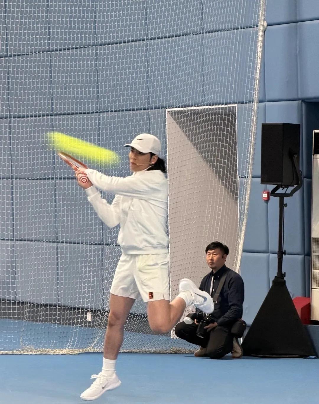 萧敬腾现身上海大网球，他穿衣打扮简单低调，穿着白色运动服和短裤，戴着白色鸭舌帽，