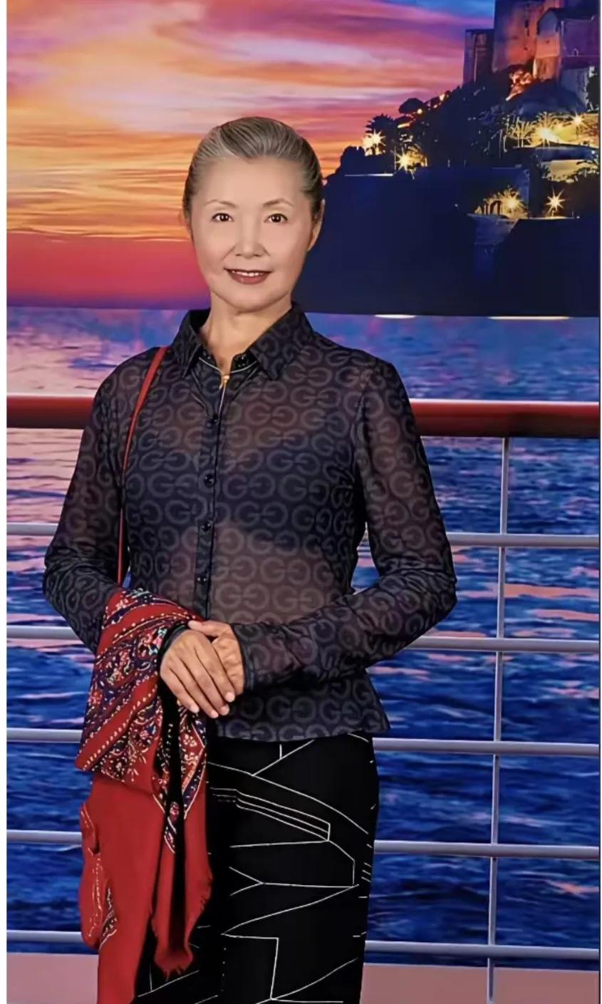 71岁的著名电影演员蒋黎黎美人虽老，气质不减，精神矍铄！红牡丹，永远的女神[赞]