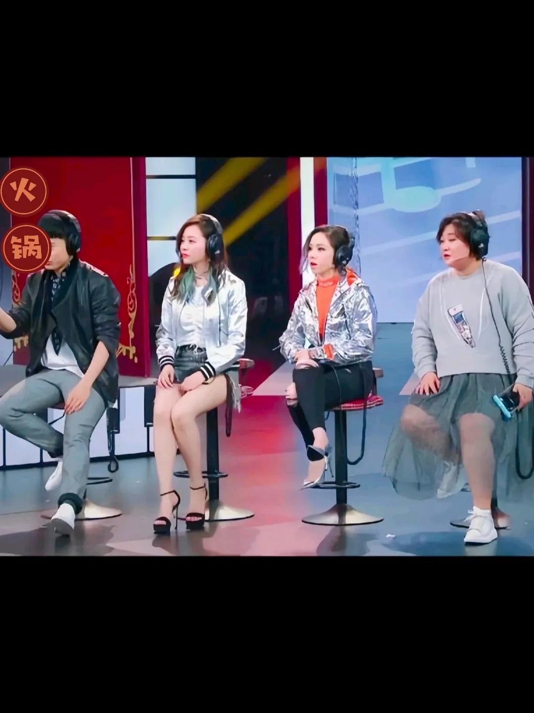 邓紫棋的比例太夸张了，连贾玲的脚都能轻松触及地面。