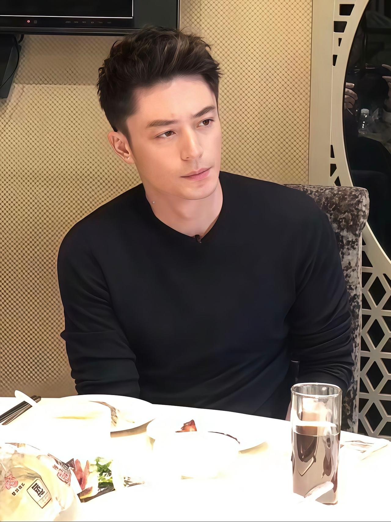 霍建华凭什么演啥火啥？真不只是因为那张帅脸！这位“老干部”简直是角色变形金刚，能