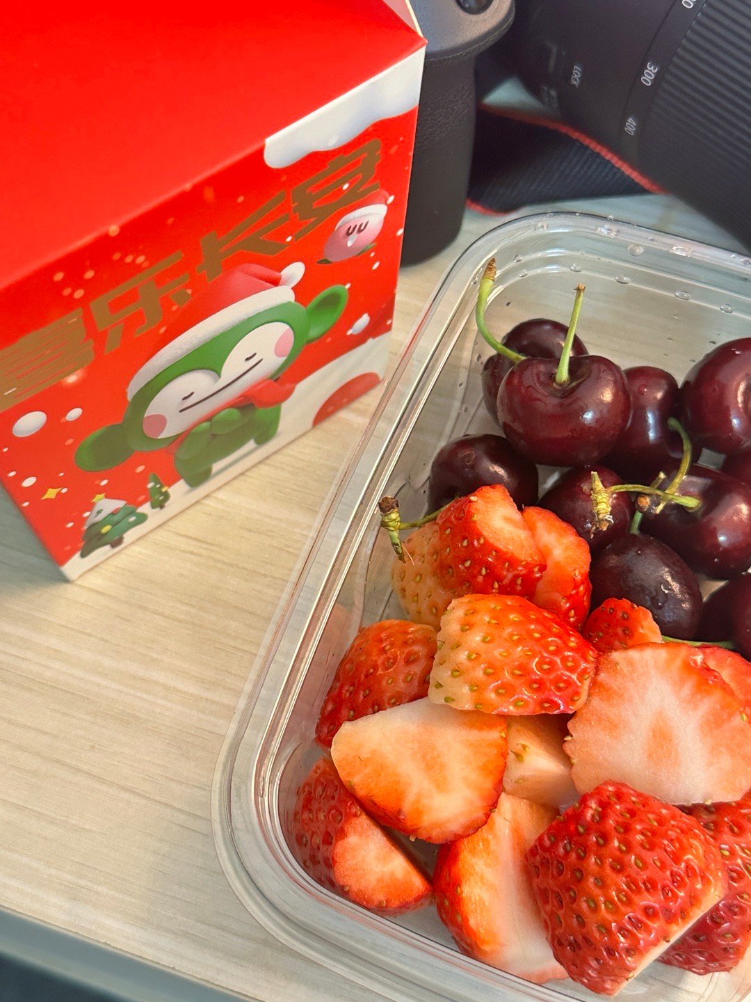 我其实没把平安夜圣诞节这些节日太看重 因为是一个人在广东 晚上一个人在床上躺着无