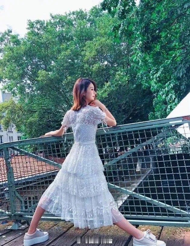 当年大家为什么会觉得赵丽颖劈叉是辟谣怀孕啊？这个弧度孕妇也能做得到吧？ ​​​