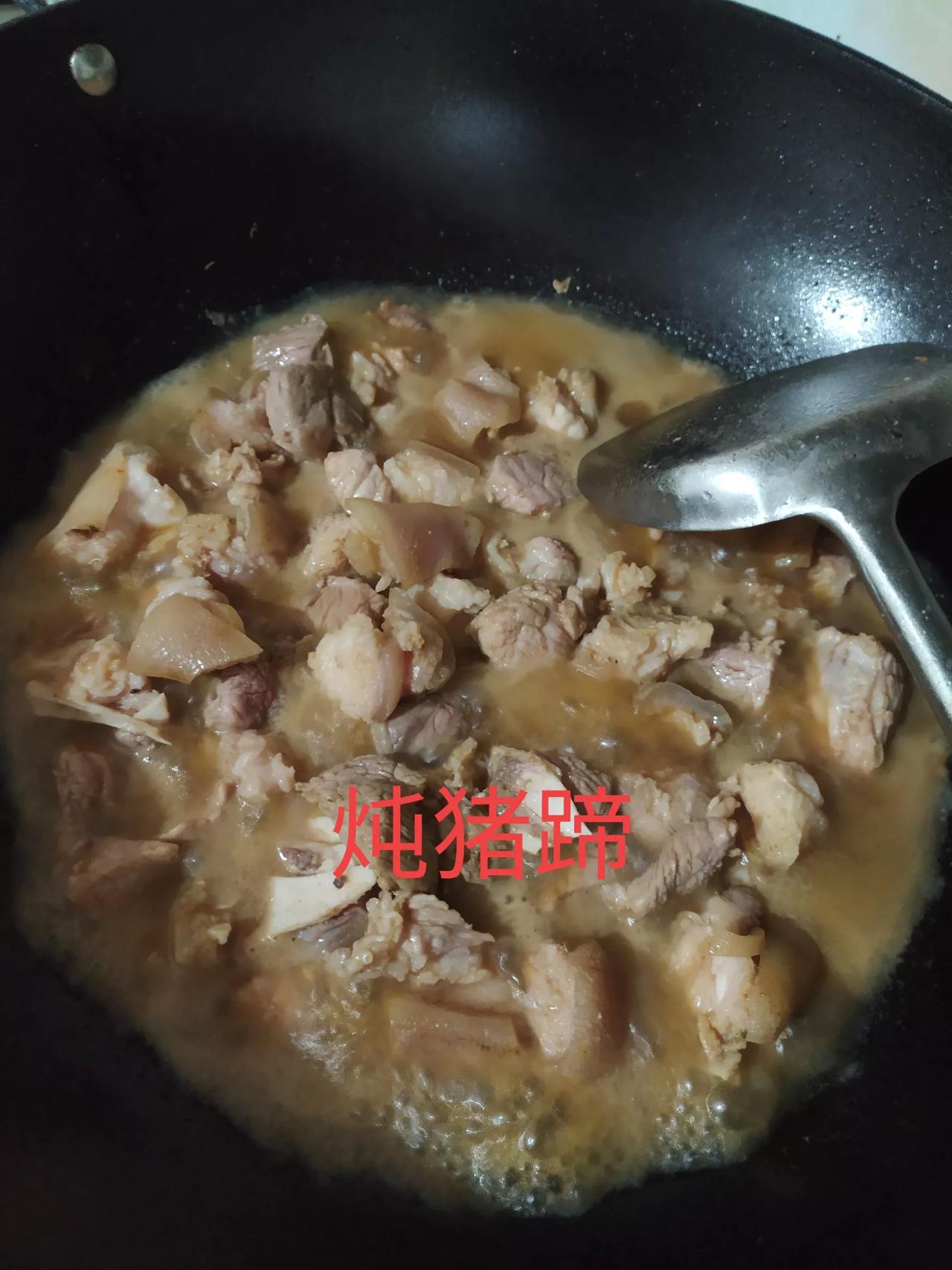 最近台风来了，天天下雨，刚停一会儿又下一场，有时候夜里下得特别大，还电闪雷鸣，严