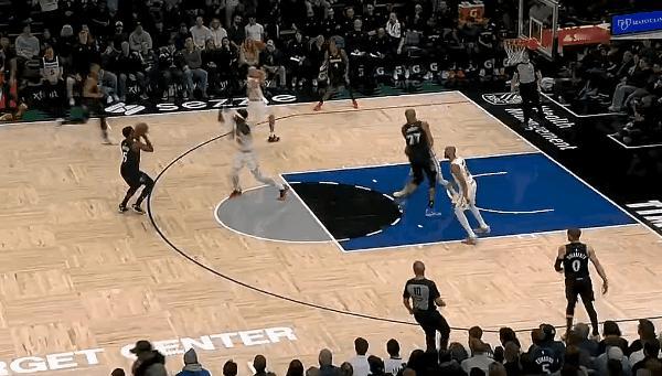 爱德华兹前倾造犯规不灵了，联盟就应该这样吹罚，造犯规耻辱



爱德华兹这一招，