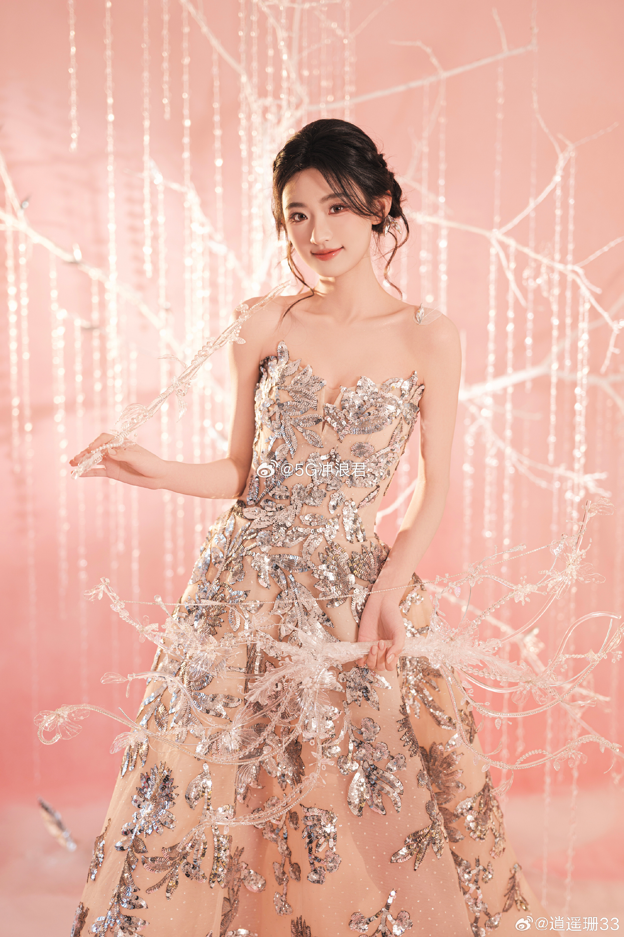 杨雨潼好薄一片 那种易碎的美感被镜头完美捕捉，好像轻轻一碰就会消散，但又充满生命