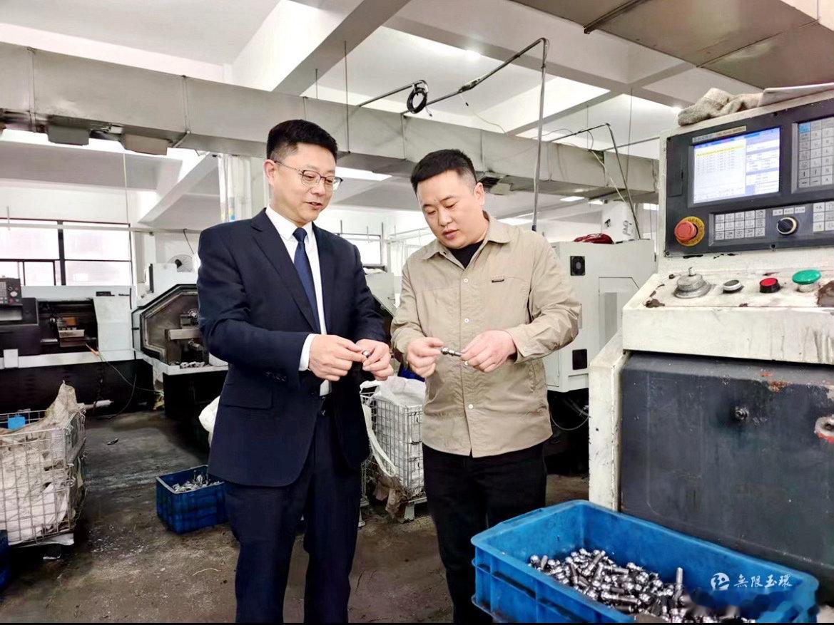 玉环银行行长蹲车间打通融资最后一公里获评省五一劳动奖章的玉环行长苏光先，深入一线