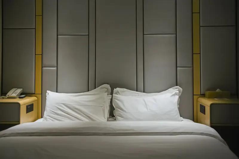 10月30日海南三亚，女子花108元订房入住半小时，因“行程有变”要求退款遭拒，