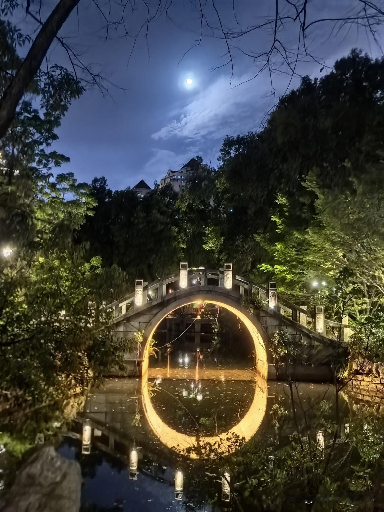 圆月如盘，夜色清寒。初春之夜，漫步福州西湖公园，夜景幽静柔美，别有一番韵味。