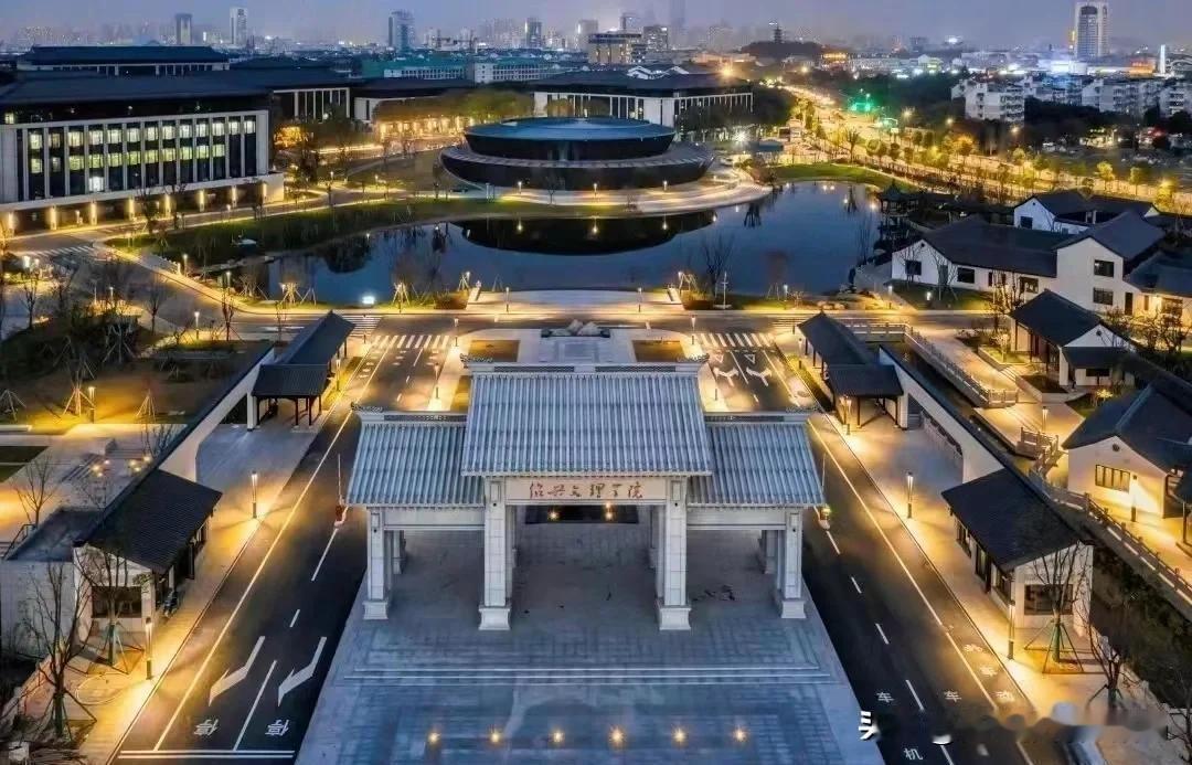 7所城市大学来了，1所放弃
各省公示了8所新的本科大学，均为普通本科院校升格更名