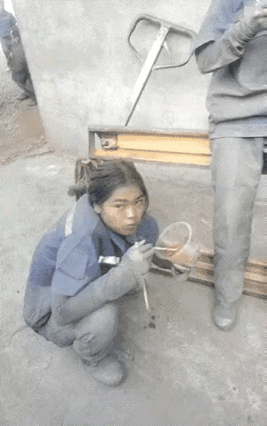 不知这些女人是装卸工还是建筑工？看她们造的那样儿，看她们吃着简单的午餐，着实让人