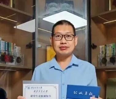 随口被女儿调侃去考研，44岁父亲真用300天拿下985硕士，不露一手年轻人真以为