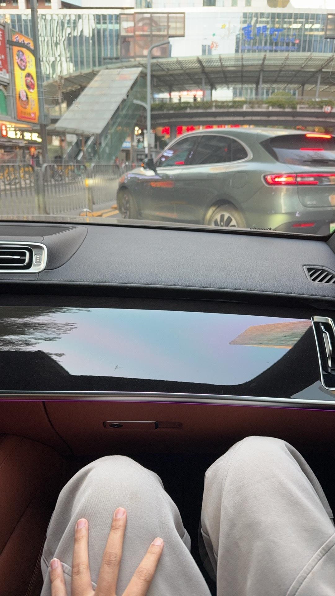 打了个车，图1是我，图2是HYK，搞不清楚到底谁是租客谁是房东了。。。[摊手] 