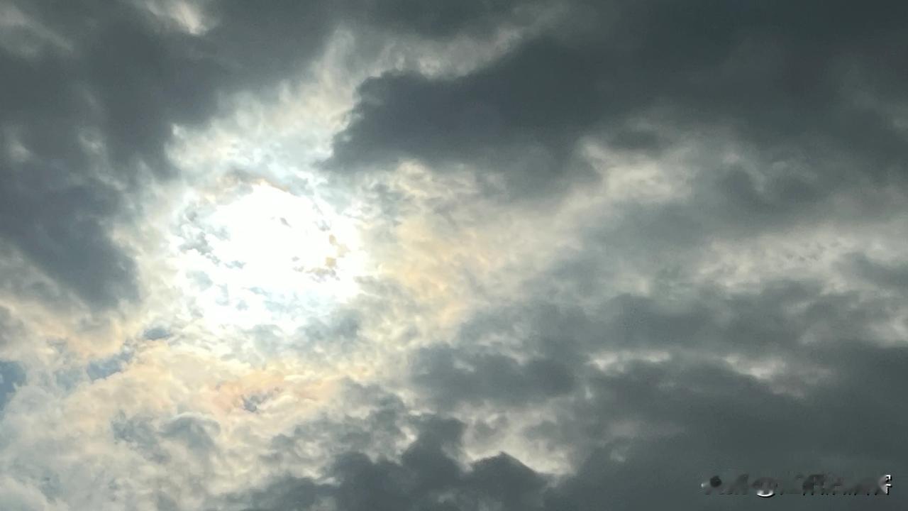 #秋日生活打卡季#
泸州真的降温下雨了，这一次天气预报精准了。
大家好，今天是2