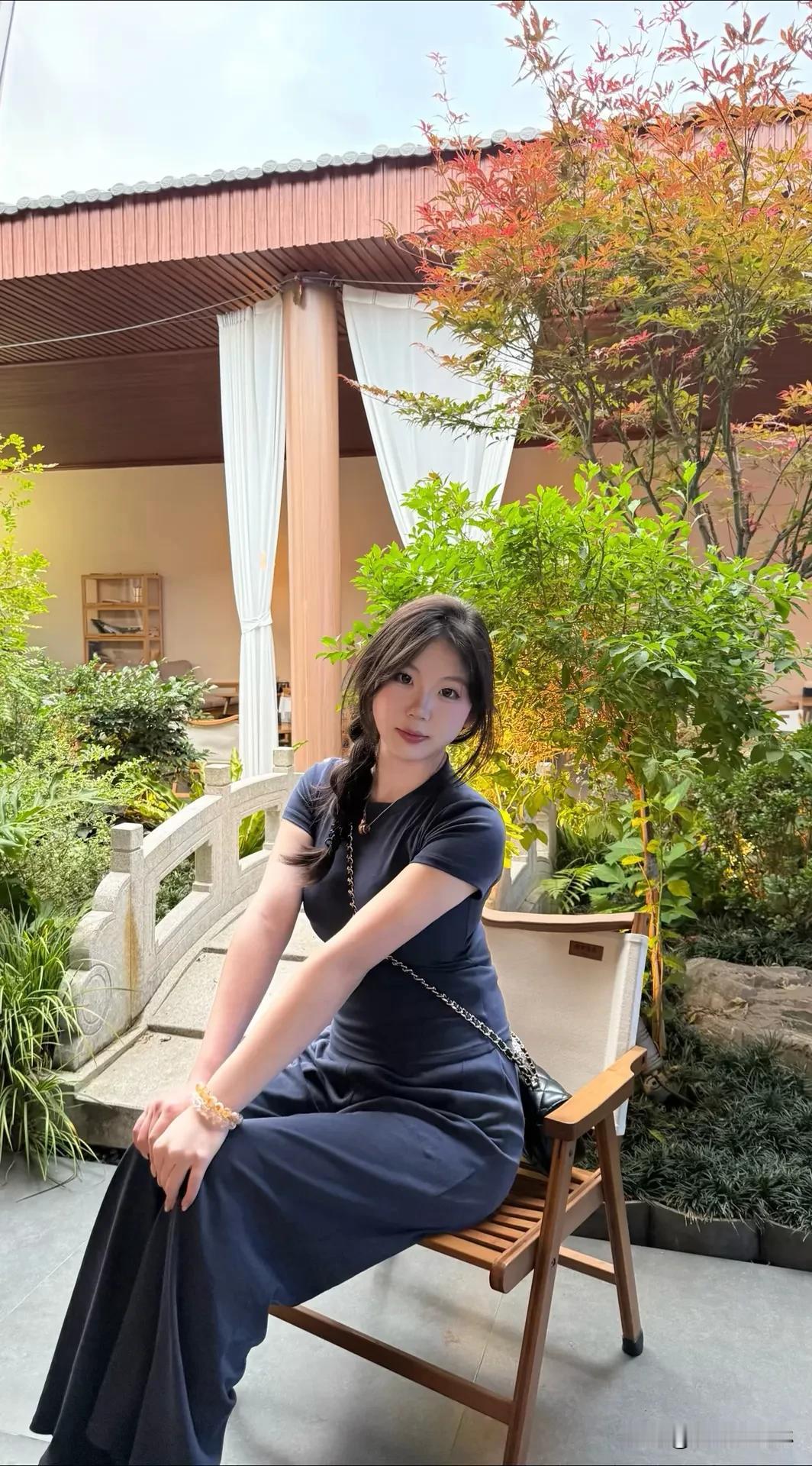 优雅，是藏在细节里的光芒
举手投足间，尽显从容气质；  
一颦一笑中，皆是岁月沉