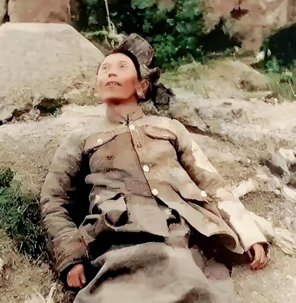 1946年国军师长戴之奇走投无路饮弹自尽，遗体倒在土堆旁军帽散落，粟裕当场下死命
