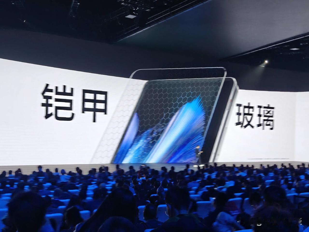 vivo X Fold3内屏采用了UTG超韧玻璃，强度更高，折痕更浅！碳纤维超耐