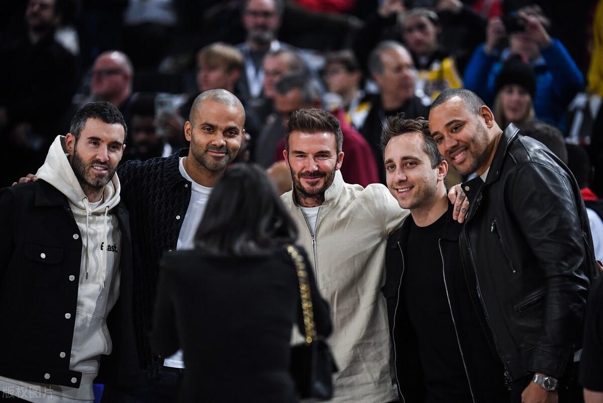 梅西退役后，会不会被贝克汉姆带上道？[捂脸]和苏亚雷斯出双入对混圈子，群星璀璨，