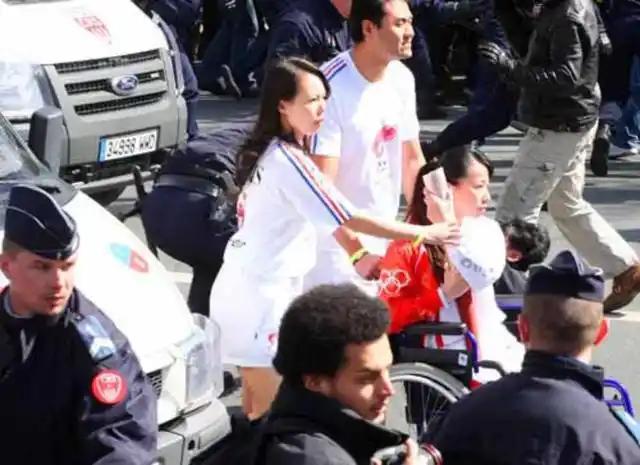 美国反华派认为，中国现政府跟清政府差不多，专制腐败，中国的所谓辉煌都是吹出来，中