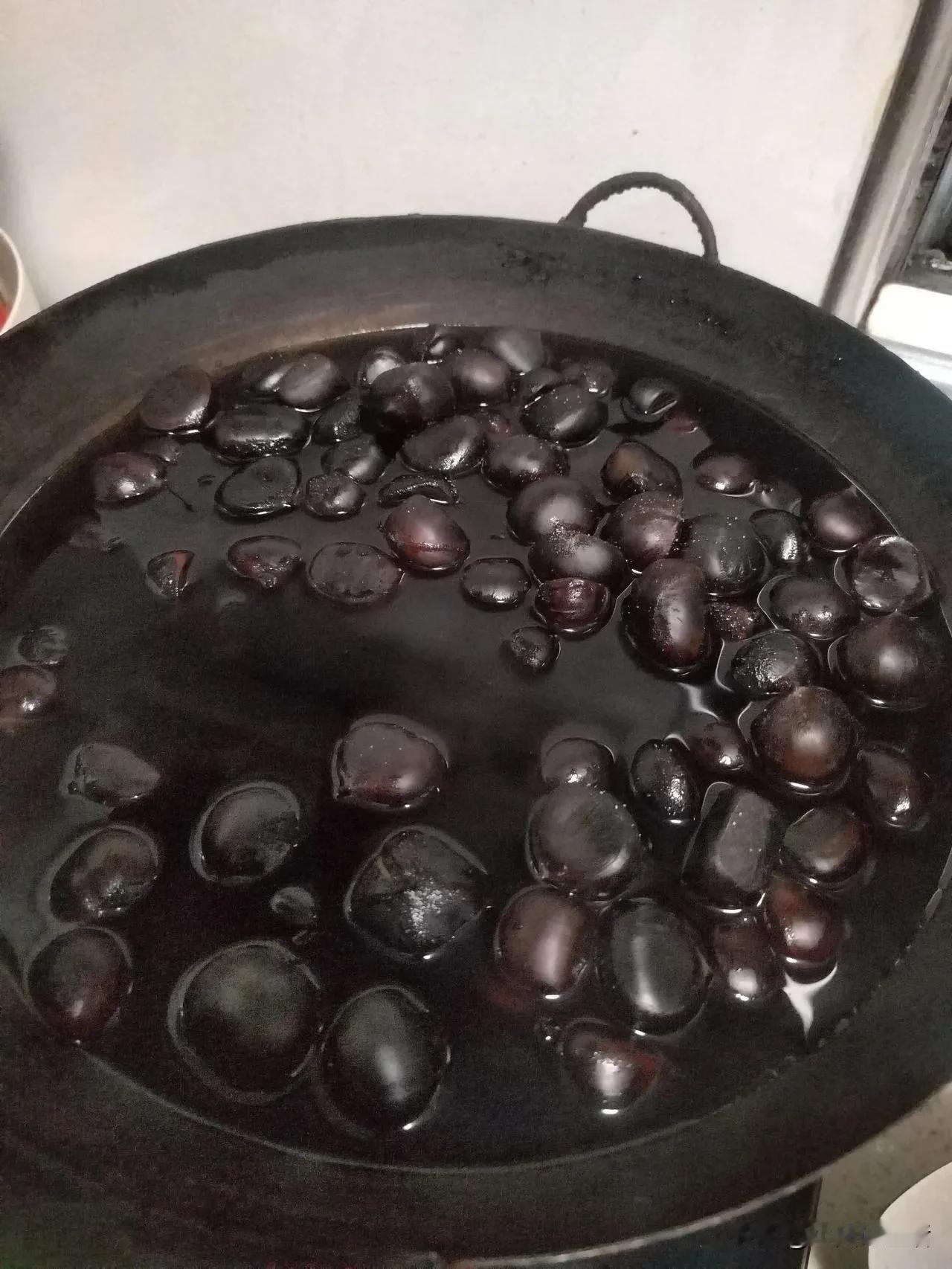 这是我煮的板栗。
俺老公下班回来拎了一兜板栗，说是看人家买他也跟着买了一点。我问