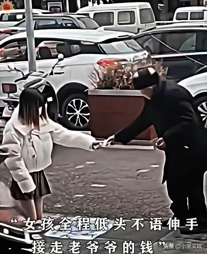 看到这一幕有点心酸！
爷爷路过看到跪在路边乞讨的女孩，他颤颤巍巍的从包里拿出了一