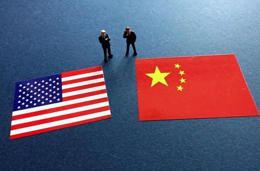 美国咬定一条逻辑：只要坚持不降息，中国必将因资本外流、债务承压而率先“爆雷”。中