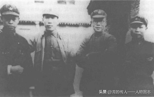 长征胜利到达陕北后伍修权(左二)与程子华(左一)、李克农(右二)等合影