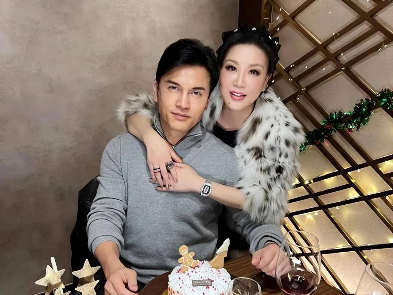 吕良伟已经68岁，他的妻子53岁，但他们仿佛吃了防腐剂，活力四射。年近古稀的吕良