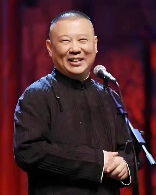 郭德纲篡改红歌，是否会被封杀？老郭在武汉演出时篡改红歌，已经被立案调查。怎么篡改