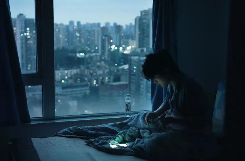 光速抓拍男朋友起床吃药的一瞬间
天色半黑不黑的大概8点的样子只有一点点微光立马按