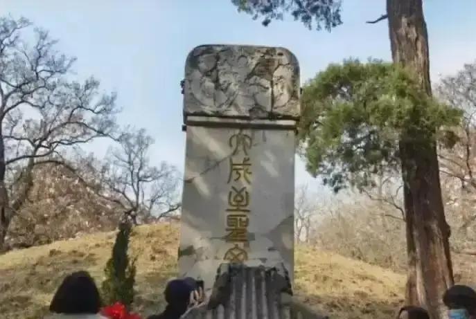 1966年11月，孔子墓被炸开。谭厚兰等人带队“讨孔”，墓碑被砸，封土被平。
但