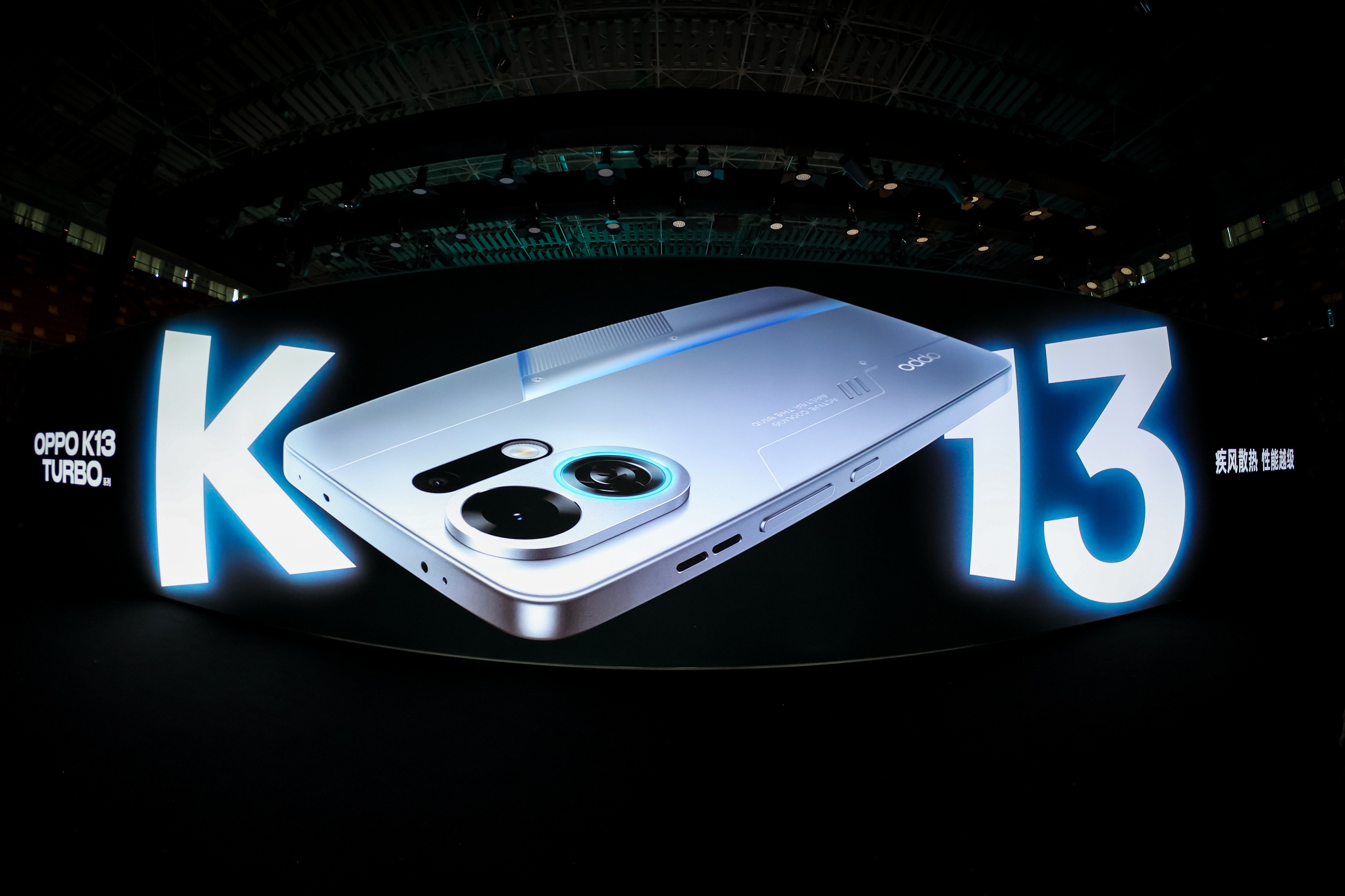 非常炫酷的一款手机马上发布了，OPPO K13 Turbo 系列利落的直角边框，