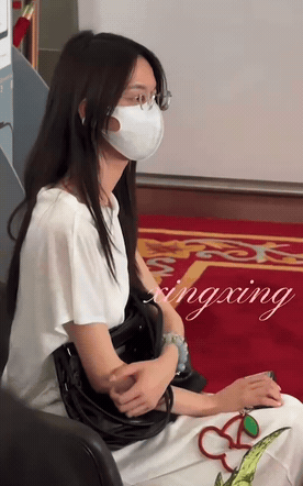 “把耳机给她们看”帐篷的声音透过耳机清晰地传了过来。丫丫知道某人的占有欲又作祟这