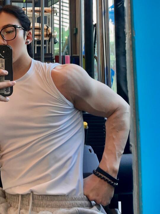 你说这样的胳膊手感如何