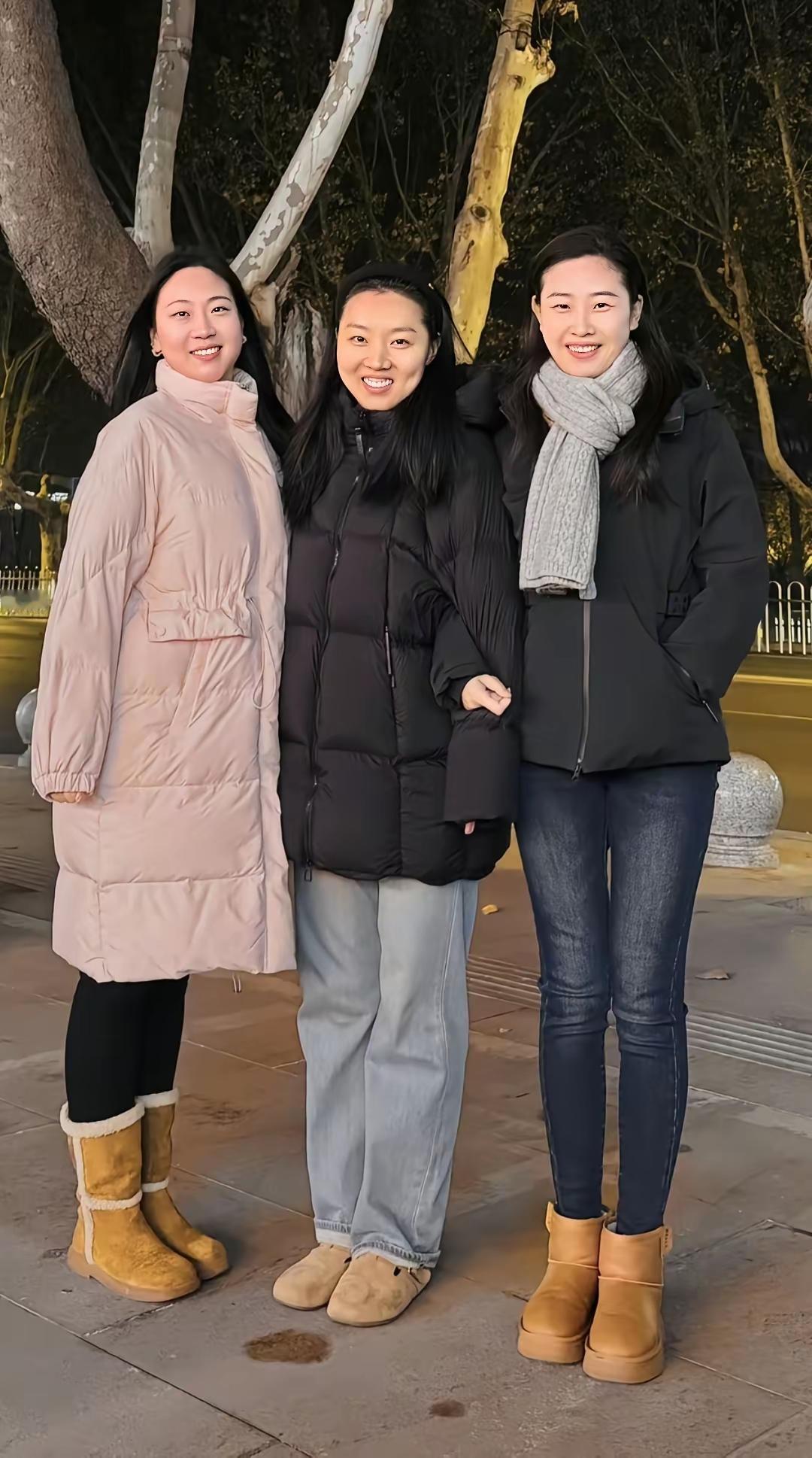 咋就嫁不出去呢？
都是体制内的美术老师，看身材，观长相，可以啊！不应该都这样嫁不