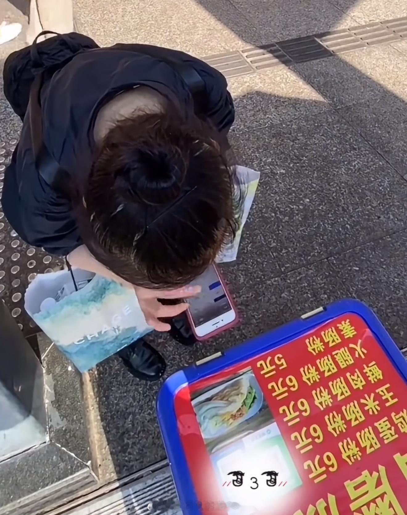 女孩截图假付款就为了六元？至于吗？而且好像是聊天记录里找的，是不是好几个人共用各